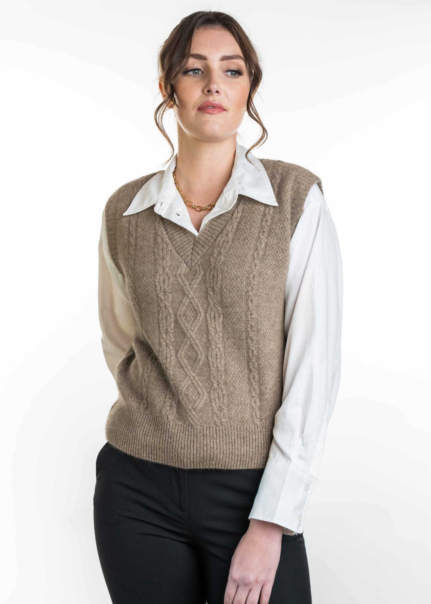 CABLE V NECK VEST