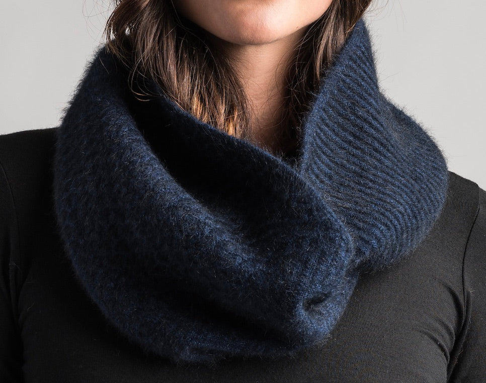 TEXTURE LOOP SCARF