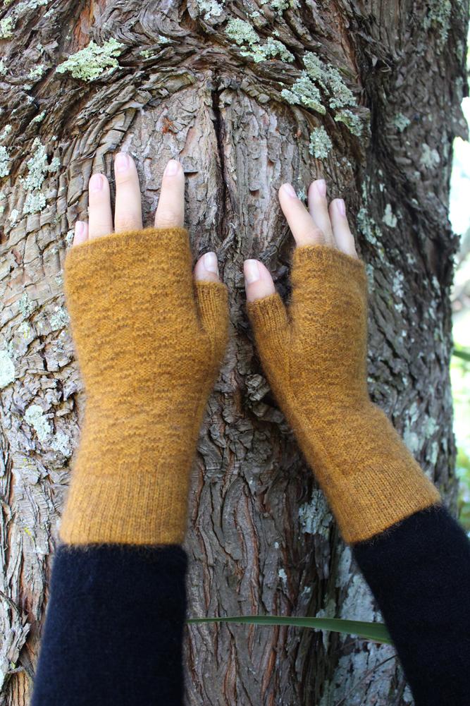 DASH FINGERLESS MITTEN - Woolshed Gallery