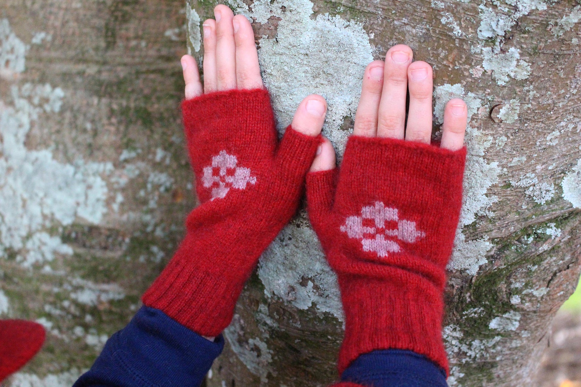 CHILD'S FINGERLESS MITTEN - Woolshed Gallery