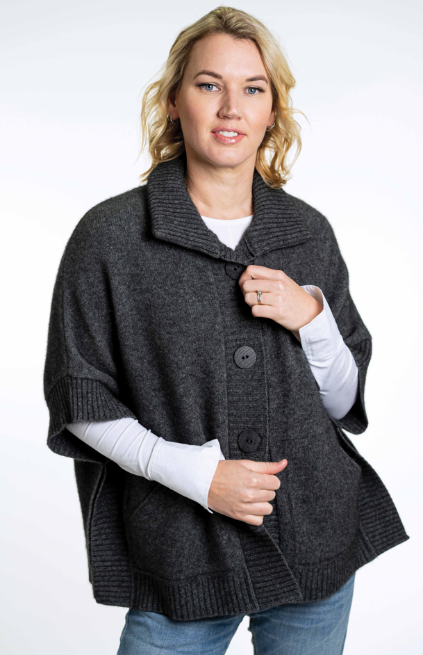 CAPE WITH POCKETS