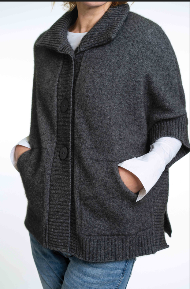 CAPE WITH POCKETS