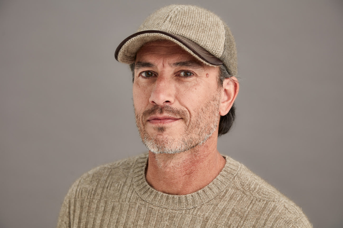 CONTRAST LEATHER PEAK HAT