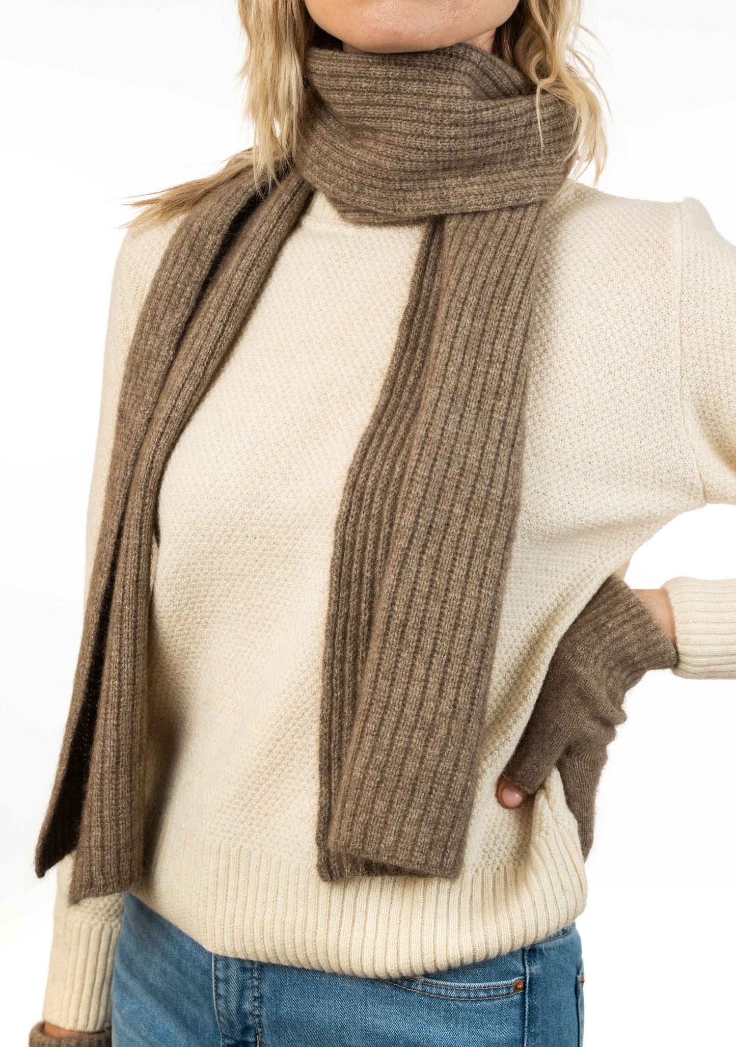 RIBBED KEYHOLE SCARF