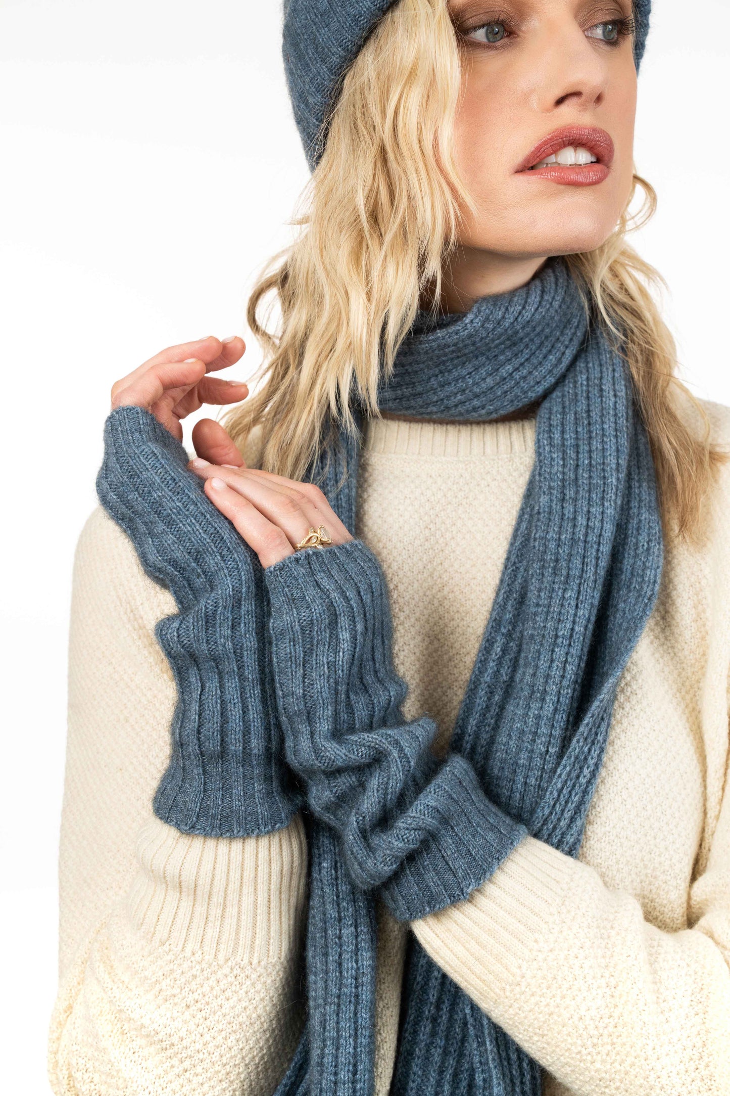 RIBBED KEYHOLE SCARF