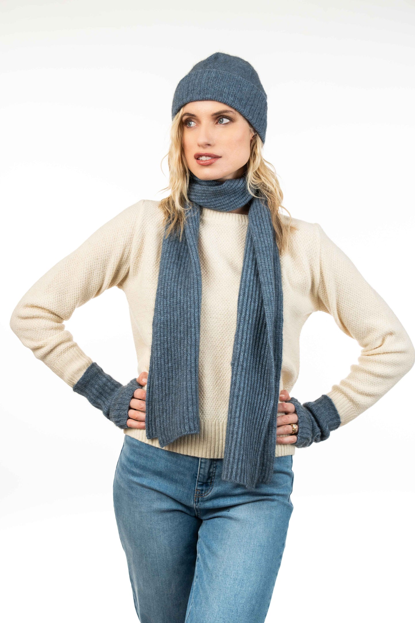RIBBED KEYHOLE SCARF